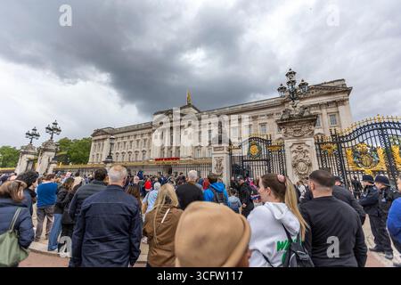 Lunedì 5 maggio 2025 migliaia di persone si sono riunite per celebrare il 80° anniversario della fine della seconda guerra mondiale in Europa. Una parata commemorativa viaggiò dal Parlamento, lungo Whitehall, e lungo il Mall fino a Buckingham Palace. Foto Stock