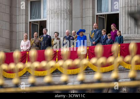 Lunedì 5 maggio 2025 migliaia di persone si sono riunite per celebrare il 80° anniversario della fine della seconda guerra mondiale in Europa. Una parata commemorativa viaggiò dal Parlamento, lungo Whitehall, e lungo il Mall fino a Buckingham Palace. Foto Stock