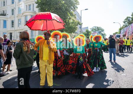 Londra, Regno Unito, 24 agosto 2025, il Carnevale di Notting Hill si svolge sulle strade di Notting Hill durante il fine settimana festivo. Nel suo 57° anno e ancora la più grande festa di strada in Europa, che celebra la cultura caraibica, Andrew Lalchan Photography/Alamy Live News Foto Stock