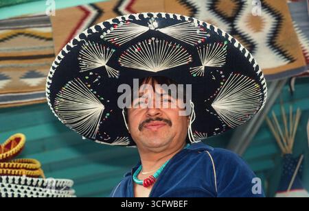 Un singolo ispanico adulto che indossa un tradizionale cappello da sombrero celebra il Cinco de Mayo a Tucson, Arizona. STATI UNITI Foto Stock