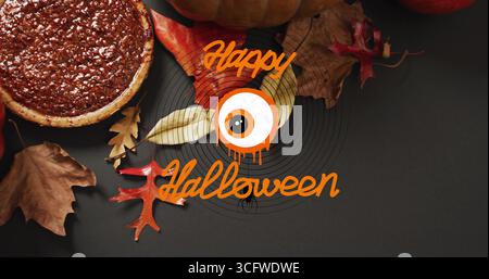 Felice testo di Halloween con immagine del mirino sopra le foglie autunnali e la torta di zucca Foto Stock
