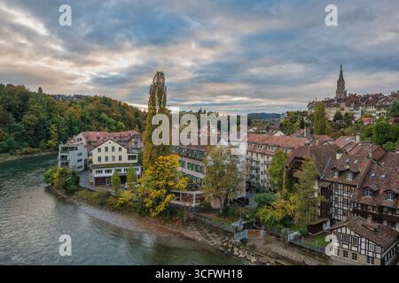 Berna (Berna), skyline della città svizzera nel centro storico e sul fiume Aare nella stagione autunnale Foto Stock