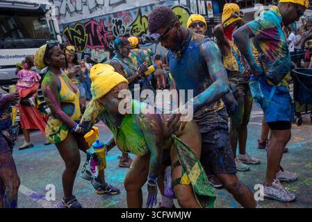 Londra, Regno Unito. 24 agosto 2025. Due festaioli ballano durante il Carnevale di Notting Hill a Londra. Il Carnevale di Notting Hill è uno dei più grandi festival di strada del mondo. Si tratta di un carnevale caraibico annuale che si svolge a Londra dal 1966 sulle strade di Notting Hill durante il fine settimana festivo di agosto. Credito: SOPA Images Limited/Alamy Live News Foto Stock
