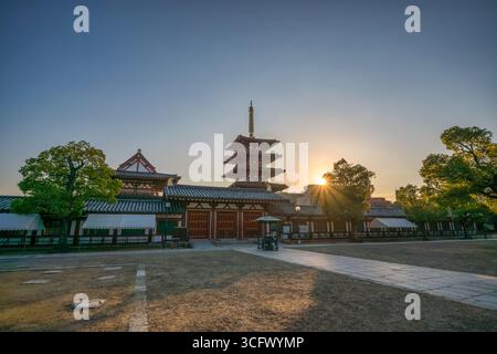 Osaka Giappone, alba al Tempio di Shitennoji nella stagione autunnale Foto Stock