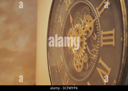 Orologio vintage con ingranaggi dettagliati e numeri romani Foto Stock