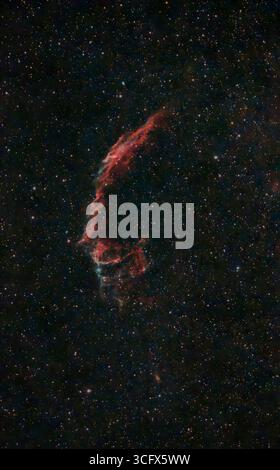 NGC 6992 Eastern Veil Nebula fotografata da Londra, Regno Unito, il 25 agosto 2025. La nebulosa gassosa è il risultato di un'antica e massiccia esplosione di supernova, distante 2.400 anni luce dalla Terra. Foto Stock