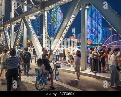 Tianjin, Cina. 22 agosto 2025. La foto scattata il 22 agosto 2025 mostra lo spettacolo di luci lungo il fiume Haihe, nella municipalità di Tianjin nella Cina settentrionale. Lo spettacolo di luci a tema "notte del fiume Haihe" mostra varie scene, dalle campane del deserto e dei cammelli alle galassie cosmiche, raccontando le storie della Cina e del mondo, della storia e del futuro. Il vertice 2025 dell'Organizzazione per la cooperazione di Shanghai (SCO) prenderà il via a Tianjin dal 31 agosto al 1° settembre 2025. Credito: Tong Yu/China News Service/Alamy Live News Foto Stock
