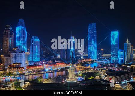 Tianjin, Cina. 22 agosto 2025. La foto scattata il 22 agosto 2025 mostra lo spettacolo di luci lungo il fiume Haihe, nella municipalità di Tianjin nella Cina settentrionale. Lo spettacolo di luci a tema "notte del fiume Haihe" mostra varie scene, dalle campane del deserto e dei cammelli alle galassie cosmiche, raccontando le storie della Cina e del mondo, della storia e del futuro. Il vertice 2025 dell'Organizzazione per la cooperazione di Shanghai (SCO) prenderà il via a Tianjin dal 31 agosto al 1° settembre 2025. Credito: Tong Yu/China News Service/Alamy Live News Foto Stock