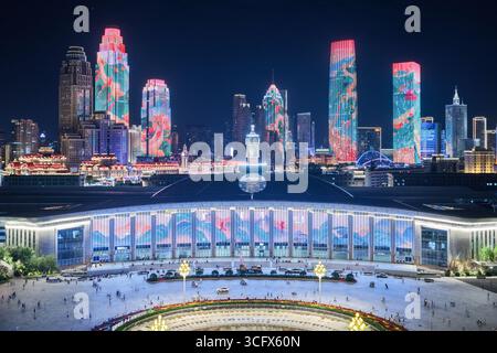 Tianjin, Cina. 22 agosto 2025. La foto scattata il 22 agosto 2025 mostra lo spettacolo di luci lungo il fiume Haihe, nella municipalità di Tianjin nella Cina settentrionale. Lo spettacolo di luci a tema "notte del fiume Haihe" mostra varie scene, dalle campane del deserto e dei cammelli alle galassie cosmiche, raccontando le storie della Cina e del mondo, della storia e del futuro. Il vertice 2025 dell'Organizzazione per la cooperazione di Shanghai (SCO) prenderà il via a Tianjin dal 31 agosto al 1° settembre 2025. Credito: Tong Yu/China News Service/Alamy Live News Foto Stock