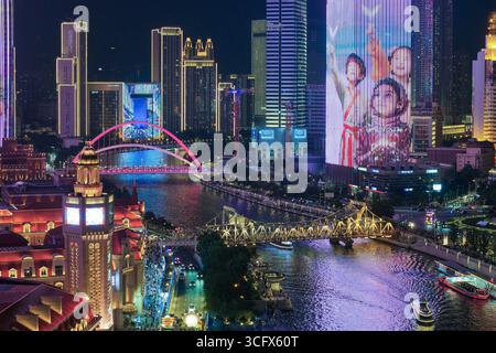 Tianjin, Cina. 22 agosto 2025. La foto scattata il 22 agosto 2025 mostra lo spettacolo di luci lungo il fiume Haihe, nella municipalità di Tianjin nella Cina settentrionale. Lo spettacolo di luci a tema "notte del fiume Haihe" mostra varie scene, dalle campane del deserto e dei cammelli alle galassie cosmiche, raccontando le storie della Cina e del mondo, della storia e del futuro. Il vertice 2025 dell'Organizzazione per la cooperazione di Shanghai (SCO) prenderà il via a Tianjin dal 31 agosto al 1° settembre 2025. Credito: Tong Yu/China News Service/Alamy Live News Foto Stock