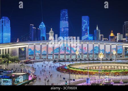 Tianjin, Cina. 22 agosto 2025. La foto scattata il 22 agosto 2025 mostra lo spettacolo di luci lungo il fiume Haihe, nella municipalità di Tianjin nella Cina settentrionale. Lo spettacolo di luci a tema "notte del fiume Haihe" mostra varie scene, dalle campane del deserto e dei cammelli alle galassie cosmiche, raccontando le storie della Cina e del mondo, della storia e del futuro. Il vertice 2025 dell'Organizzazione per la cooperazione di Shanghai (SCO) prenderà il via a Tianjin dal 31 agosto al 1° settembre 2025. Credito: Tong Yu/China News Service/Alamy Live News Foto Stock