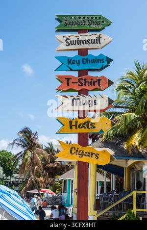 West Bay Beach, Roatan Island, Honduras - 16 aprile 2024: Cartelli con frecce di legno sulla famosissima West Bay Beach a Roatan, Honduras. Foto Stock