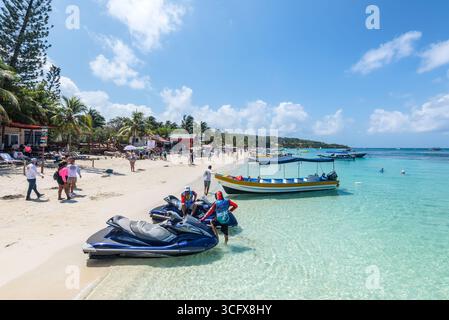 West Bay Beach, Roatan Island, Honduras - 16 aprile 2024: Spiaggia di West Bay famosa in tutto il mondo a Roatan, Honduras. Foto Stock