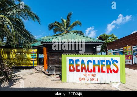 West Bay Beach, Roatan Island, Honduras - 16 aprile 2024: Beachers Bar & Grill è un bar in stile ristorante situato sulla famosissima West Bay Beach in Foto Stock