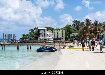 West Bay Beach, Roatan Island, Honduras - 16 aprile 2024: Spiaggia di West Bay famosa in tutto il mondo a Roatan, Honduras. Foto Stock