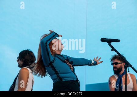 Londra, Regno Unito. 24 agosto 2025. La cantante irlandese CMAT suona dal vivo al festival All Points East. Crediti: ernesto rogata/Alamy Live News Foto Stock