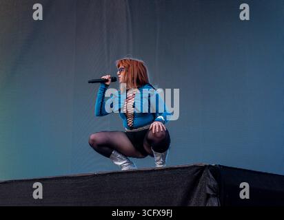 Londra, Regno Unito. 24 agosto 2025. La cantante irlandese CMAT suona dal vivo al festival All Points East. Crediti: ernesto rogata/Alamy Live News Foto Stock