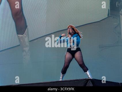 Londra, Regno Unito. 24 agosto 2025. La cantante irlandese CMAT suona dal vivo al festival All Points East. Crediti: ernesto rogata/Alamy Live News Foto Stock