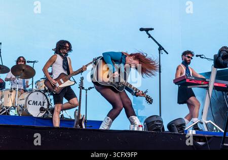 Londra, Regno Unito. 24 agosto 2025. La cantante irlandese CMAT suona dal vivo al festival All Points East. Crediti: ernesto rogata/Alamy Live News Foto Stock