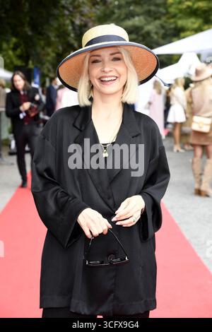 Janin Ullmann beim Audi Ascot Renntag auf der Galopprennbahn Neue Bult ad Hannover - Langenhagen AM 24.08.2025 *** Janin Ullmann al giorno di gara Audi Ascot all'ippodromo Neue Bult di Hannover Langenhagen il 24 08 2025 Foto Stock