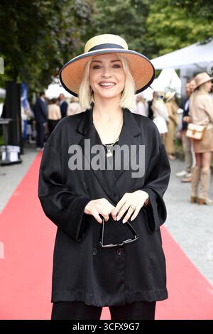 Janin Ullmann beim Audi Ascot Renntag auf der Galopprennbahn Neue Bult ad Hannover - Langenhagen AM 24.08.2025 *** Janin Ullmann al giorno di gara Audi Ascot all'ippodromo Neue Bult di Hannover Langenhagen il 24 08 2025 Foto Stock