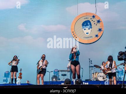 Londra, Regno Unito. 24 agosto 2025. La cantante irlandese CMAT suona dal vivo al festival All Points East. Crediti: ernesto rogata/Alamy Live News Foto Stock