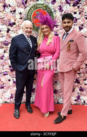 Rolf Eisenmenge, Janina Erdem-Witte e Amir Hosseiny beim Audi Ascot Renntag auf der Galopprennbahn Neue Bult ad Hannover - Langenhagen AM 24.08.2025 *** Rolf Eisenmenge, Janina Erdem Witte e Amir Hosseiny alla giornata di gara Audi Ascot all'ippodromo Neue Bult di Hannover Langenhagen il 24 08 2025 Foto Stock