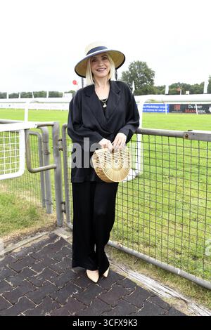 Janin Ullmann beim Audi Ascot Renntag auf der Galopprennbahn Neue Bult ad Hannover - Langenhagen AM 24.08.2025 *** Janin Ullmann al giorno di gara Audi Ascot all'ippodromo Neue Bult di Hannover Langenhagen il 24 08 2025 Foto Stock