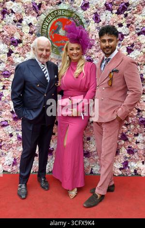 Rolf Eisenmenge, Janina Erdem-Witte e Amir Hosseiny beim Audi Ascot Renntag auf der Galopprennbahn Neue Bult ad Hannover - Langenhagen AM 24.08.2025 *** Rolf Eisenmenge, Janina Erdem Witte e Amir Hosseiny alla giornata di gara Audi Ascot all'ippodromo Neue Bult di Hannover Langenhagen il 24 08 2025 Foto Stock