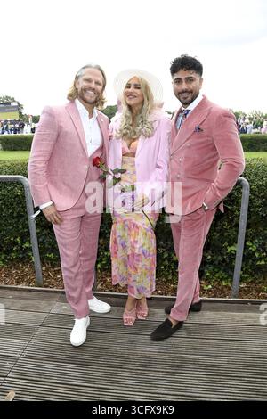 Paul Janke, Sandra Czok und Amir Hosseiny beim Audi Ascot Renntag auf der Galopprennbahn Neue Bult ad Hannover - Langenhagen AM 24.08.2025 *** Paul Janke, Sandra Czok e Amir Hosseiny al giorno della gara Audi Ascot all'ippodromo Neue Bult di Hannover Langenhagen il 24 08 2025 Foto Stock