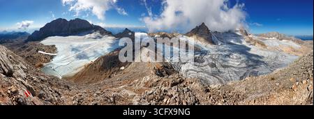 Panorama del ghiacciaio del Dachstein nelle Alpi austriache. Bel paesaggio montano. L'altopiano è il posto migliore per sciare, la Stiria. Foto Stock