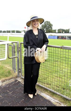 Janin Ullmann beim Audi Ascot Renntag auf der Galopprennbahn Neue Bult ad Hannover - Langenhagen AM 24.08.2025 *** Janin Ullmann al giorno di gara Audi Ascot all'ippodromo Neue Bult di Hannover Langenhagen il 24 08 2025 Foto Stock