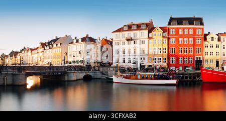 Paesaggio urbano del centro di Copenhagen skyline della città in Danimarca al famoso vecchio porto di Nyhavn al tramonto Foto Stock