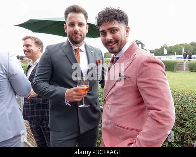 abb Kaan Aktas, Amir Hosseiny, zu Gast beim Audi Ascot Renntag auf der Galopprennbahn Neue Bult AM 24.08.2025 ad Hannover Langenhagen Niedersachsen Deutschland *** abb Kaan Aktas, Amir Hosseiny, ospite dell'Audi Ascot Renntag all'ippodromo Neue Bult il 24 08 2025 ad Hannover Langenhagen bassa Sassonia Germania Foto Stock
