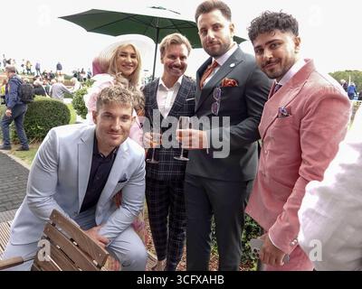 abb Gast, Sascha e Sandra Czok, Kaan Aktas, Amir Hosseiny, zu Gast beim Audi Ascot Renntag auf der Galopprennbahn Neue Bult am 24.08.2025 ad Hannover Langenhagen Niedersachsen Deutschland *** ospite abb, Sascha e Sandra Czok, Kaan Aktas, Amir Hosseiny, alla gara Audi AscoLant sul circuito di Nehagen 24 in Germania, Nehagen, 2025 a Bult in Germania Foto Stock