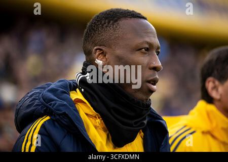 Buenos Aires, Argentina. 24 agosto 2025. Luis Advincula del Boca Juniors lo guarda durante una partita del Torneo Clausura Betano 2025 tra Boca Juniors e Banfield all'Estadio Alberto J. Armando. Punteggio finale: Boca Juniors 2:0 Banfield. Credito: SOPA Images Limited/Alamy Live News Foto Stock