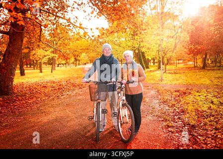 coppia senior relax all'aperto nel parco autunnale Foto Stock
