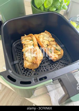 Bruschetta con funghi porcini e formaggio. Cibo e prodotti di qualità cotti nella friggitrice aerodinamica. Cucina tradizionale italiana. Foto Stock