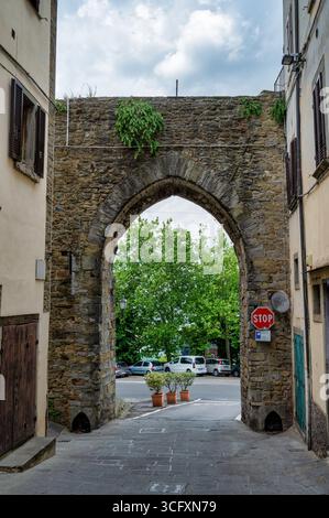 Cortona, Italia - 6 luglio 2025: Porta Santa Maria è una delle porte della città di Cortona Foto Stock