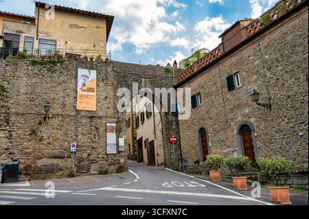 Cortona, Italia - 6 luglio 2025: Porta Santa Maria è una delle porte della città di Cortona Foto Stock