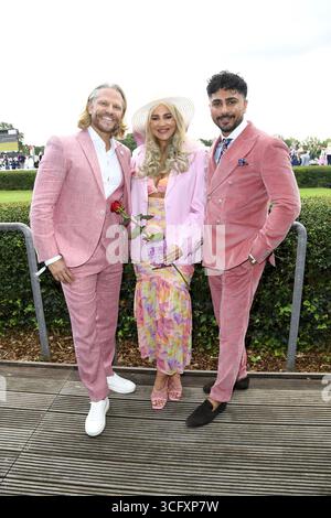 Paul Janke, Sandra Czok und Amir Hosseiny beim Audi Ascot Renntag AM 24.08.2025 auf der Galopprennbahn Neue Bult ad Hannover Foto Stock