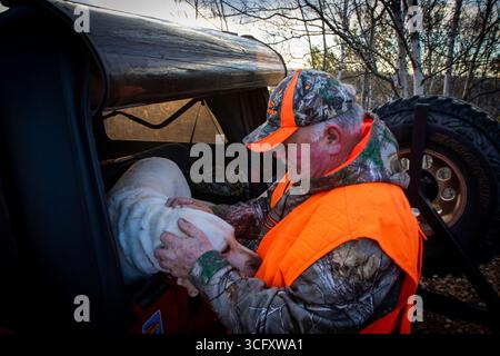 Ritratto di un anziano con cane, Biwabik, Minnesota, Stati Uniti Foto Stock