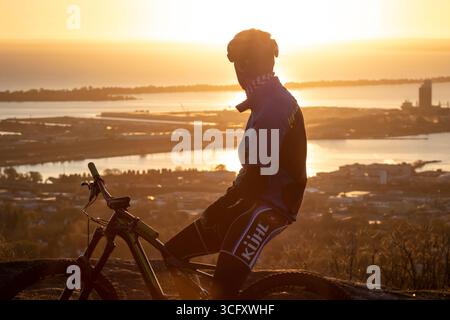 Ciclista che ammira l'alba, Duluth, Minnesota, Stati Uniti Foto Stock