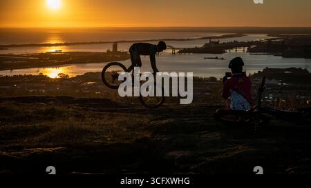 Mountain bike all'alba Foto Stock