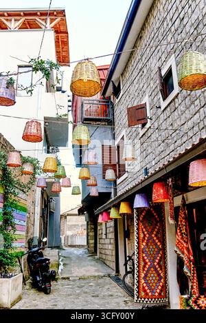 Tappeti e lampade sono venduti al mercato orientale nella parte vecchia della città di Bar, Montenegro Foto Stock