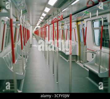 L'interno di un'auto della metropolitana MTR di Hong Kong. Foto Stock