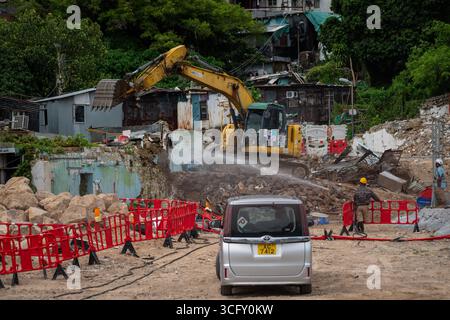 Hong Kong Cha Kwo Ling Village un escavatore che demolisce una casa al Cha Kwo Ling Village il 25 agosto 2025 a Hong Kong. Il villaggio di Cha Kwo Ling, uno degli ultimi insediamenti di Hong Kongs, è pronto per essere demolito. Foto di Vernon Yuen/Nexpher Images Foto Stock