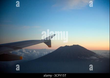 Il picco del Monte Agung visto dalla finestra di un aereo Foto Stock