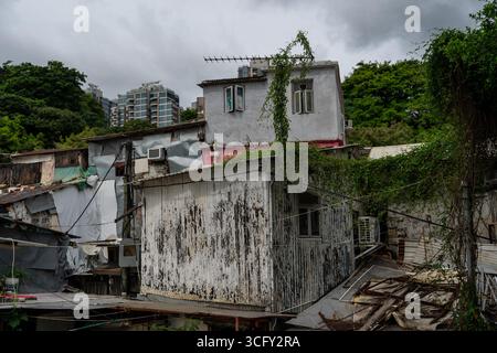 25 agosto 2025, Hong Kong, Hong Kong, Hong Kong: Una vista generale che mostra le case al Cha Kwo Ling Village il 25 agosto 2025 a Hong Kong. Il villaggio di Cha Kwo Ling, uno degli ultimi insediamenti di Hong Kong, è pronto per la demolizione. (Immagine di credito: © Vernon Yuen/Nexpher Images via ZUMA Press Wire) SOLO PER USO EDITORIALE! Non per USO commerciale! Foto Stock