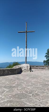 La grande croce lignea posta di fronte alla basilica principale del Santuario della Verna, luogo di preghiera per i fedeli di San Francesco d'Assisi Foto Stock